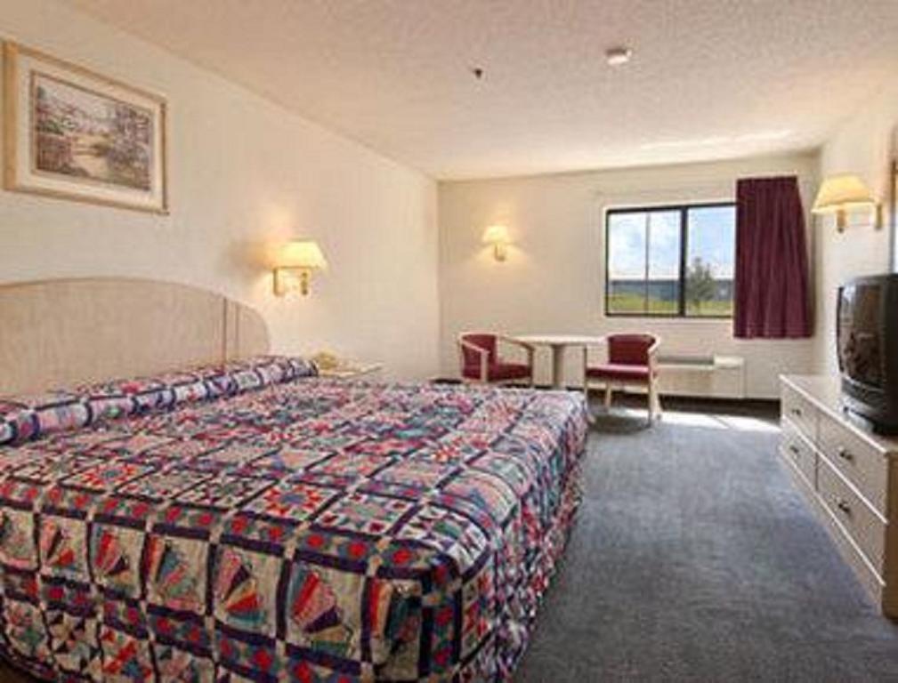 Super 8 Anna Motel Room photo