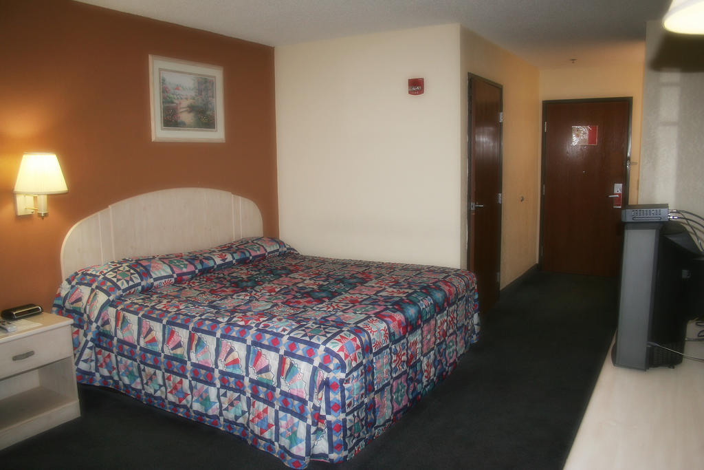 Super 8 Anna Motel Room photo